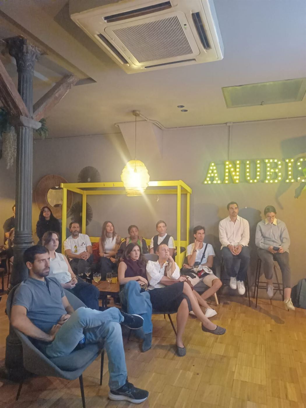 Sala llena en Anubis Coctelería